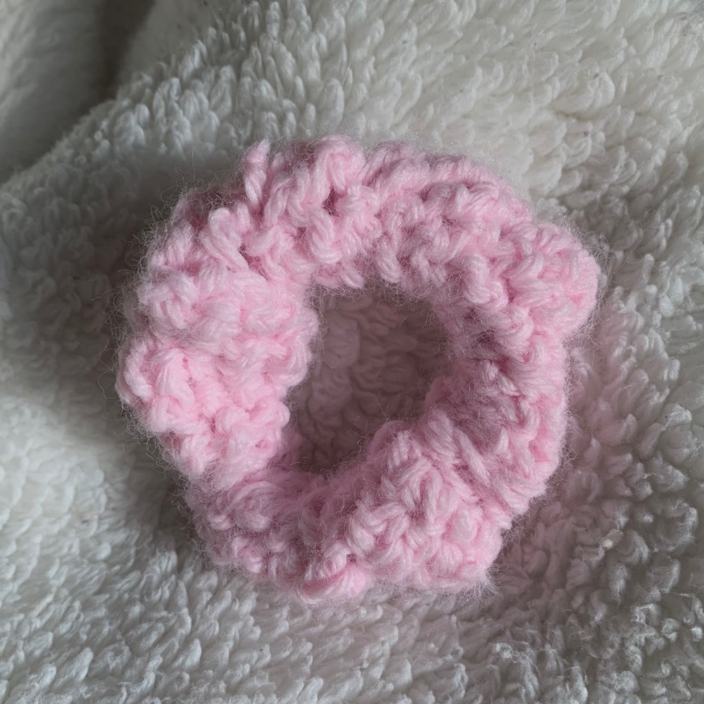 LIGHT PINK CROCHET SCRUNCHIE